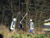 Der Außendienst des örtlichen Stromversorgers und die Feuerwehrangehörigen stützten zusammen den Strommast ab.