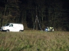 Der Außendienst des örtlichen Stromversorgers und die Feuerwehrangehörigen stützten zusammen den Strommast ab.