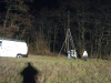 Der Außendienst des örtlichen Stromversorgers und die Feuerwehrangehörigen stützten zusammen den Strommast ab.