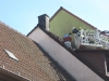 Ein mit Atemschutz ausgerüsteter Feuerwehrmann überprüft ein Abzugsrohr.