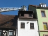 Mit der Drehleiter wird das Dach nach den Löscharbeiten überprüft.