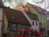 Während dem Aufbau des Löschangriffs brach das Feuer durch die Dachhaut. Flammen wurden sichtbar. Bild: Heiner Klehr, Otterberg