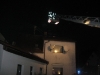 Die Drehleiter wird in Stellung gebracht.