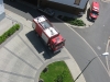 Blick von oben; Links: Das Tanklöschfahrzeug 16/45-W; Rechts: Der Einsatzleitwagen