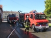 Ein mit Atemschutz ausgerüsteter Feuerwehrmann. Dahinter das Löschgruppenfahrzeug aus Otterberg.