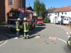 Feuerwehrfahrzeuge aus Niederkirchen. Schlauchleitung mit zwei Schlauchbrücken quert die Fahrbahn.