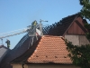 Blick auf das betroffene Scheunendach mit Drehleiterkorb.