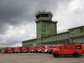 Fotoshooting vor dem Tower des ehemaligen Militärflugplatzes Sembach. Gruppenbild mit den Fahrzeugen des ersten Korsos.