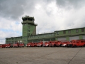 Fotoshooting vor dem Tower des ehemaligen Militärflugplatzes Sembach. Gruppenbild mit den Fahrzeugen des ersten Korsos.