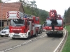 12. April 2011 – Pferderettung, Otterberg Neumühle; Der Kran der Berufsfeuerwehr Kaiserslautern fährt zu seinem Standplatz.