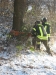 8. Dezember 2012 - Verkehrsunfall, Otterberg Mühlwoog; zwei Feuerwehrmänner befestigen eine Umlenkrolle an einem Baum