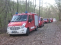 Alarmübung Frankelbach; Feuerwehrfahrzeuge. Am Ende der Fahrzeugschlange der RTW des DRK.