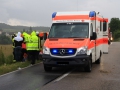 18. Juni 2016 - Verkehrsunfall, L388 Schneckenhausen - Heiligenmoschel; Wegen des Regens wird der Patient mit einer Plane abgedeckt.