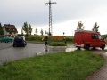 18. Juni 2016 - Verkehrsunfall, L388 Schneckenhausen - Heiligenmoschel; Feuerwehrangehörige aus Heiligenmoschel sperren am Kreisel in Schneckenhausen die Landesstraße in Richtung Heiligenmoschel.