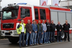 Das Bild entstand am 29. Oktober 2015 bei der Abholung des HLF 10 in Ulm bei der Firma Magirus. Die Fahrzeugabholung übernahm das "Planungsteam HLF" aus Otterberg. Vor rund zwei Jahren gründete Wehrführer Hendrik Braun eine Arbeitsgruppe HLF Otterberg, deren acht Kameraden angehören. Braun: "Die Arbeitsgruppe HLF 10 begleitete das Fahrzeug von der ersten Idee bis zur Abholung. Deutschlandweit wurden Fahrzeuge besichtigt, kritisch unter die Lupe genommen und mit deren Konstrukteuren unterhalten. Leistungsbeschreibungen wurden erstellt, pro und contra gegenübergestellt, Fahrgestelle getestet, Fahrzeugaufbauten begutachtet und die Wirtschaftlichkeit geprüft.“ Auf dem Bild: Herr Pache (Magirus), Jörg Tremmel, Marc Tremmel, Hendrik Braun, Patrick Christmann, Florian Jung, Achim Zschunke, Christian Scheidel und Herr Benz (Magirus).