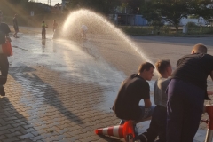 Wasserschlacht im Sommer.