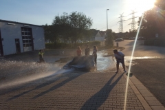 Wasserschlacht im Sommer.