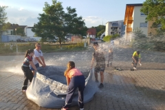 Wasserschlacht im Sommer.