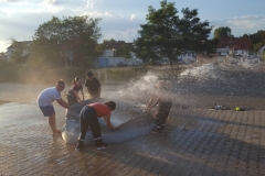 Wasserschlacht im Sommer.