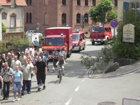 Während dem Marsch in den Wald sicherte die Feuerwehr Otterberg die auf der Straße laufenden Teilnehmer ab.