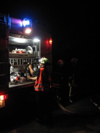 Während dem Einsatz - Pumpenbedienstand Tanklöschfahrzeug aus Otterberg