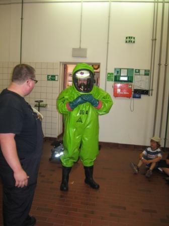 Ein Marsmensch? - Nein, ein Feuerwehrmann in einem Chemikalienschutzanzug.