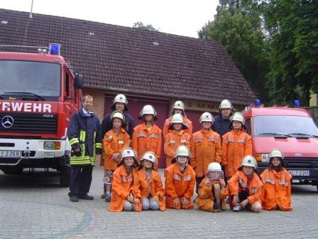 Die mit Feuerwehrkleidung ausgestatteten Kinder und die Helfer. Bild: Feuerwehr Niederkirchen