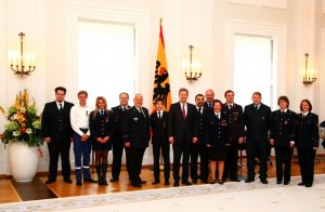 Erstmalige Verleihung des Deutschen Feuerwehr-Ehrenkreuzes in Bronze durch Bundespräsident Christian Wulff und DFV-Präsident Hans-Peter Kröger in Schloss Bellevue, Berlin Erstmalige Verleihung des Deutschen Feuerwehr-Ehrenkreuzes in Bronze durch Bundespräsident Christian Wulff und DFV-Präsident Hans-Peter Kröger in Schloss Bellevue, Berlin