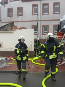 Zwei mit Atemschutz ausgerüstete Feuerwehrangehörige aus Otterberg Bild: Feuerwehr Otterberg