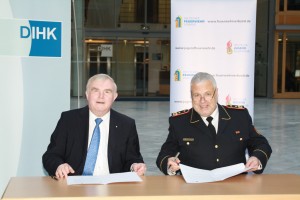 DIHK-Präsident Hans Heinrich Driftmann (links) und DFV-Präsident Hans-Peter Kröger unterzeichnen eine Gemeinsame Erklärung. (Foto: S. Jacobs/DFV)