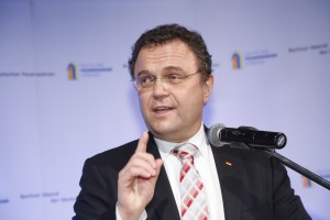 Bundesinnenminister Dr. Hans-Peter Friedrich spricht beim 8. Berliner Abend der deutschen Feuerwehren am 20. März 2013 in der Feuerwache Tiergarten. Foto: Rico Thumser / DFV
