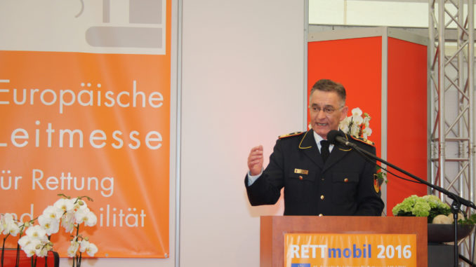 "In jedem Gaffer steckt ein Helfer" - DFV-Präsident Hartmut Ziebs bei der Eröffnung der RETTmobil 2016 in Fulda. Foto: S. Darmstädter/DFV