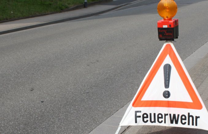 Symbolbild NEU Feuerwehr Warnschild Hinweis