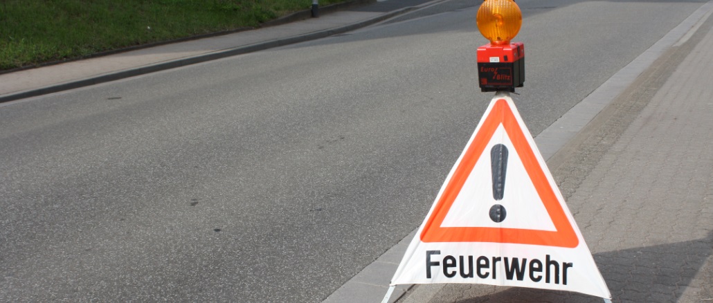 Symbolbild NEU Feuerwehr Warnschild Hinweis