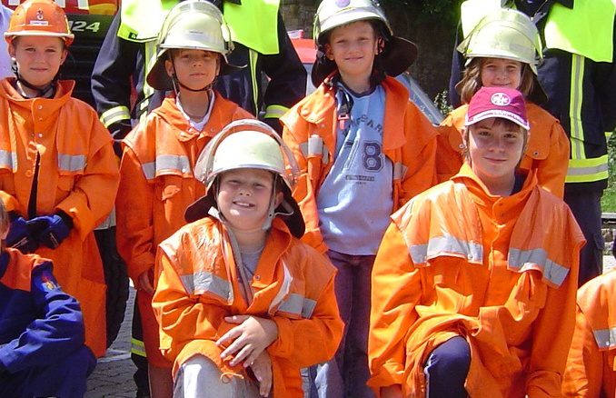 Symbolbild NEU Kinder und Feuerwehr Nachwuchswerbung