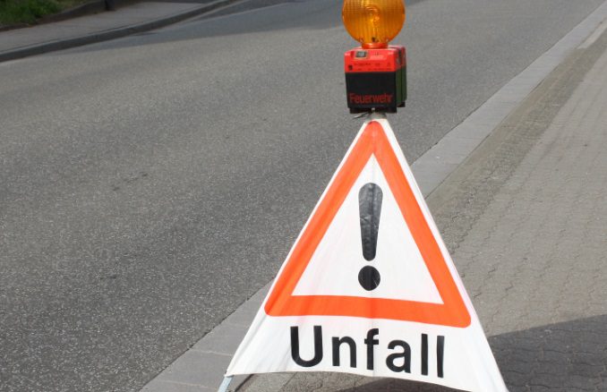 Symbolbild NEU Unfall Verkehrsunfall Warnschild