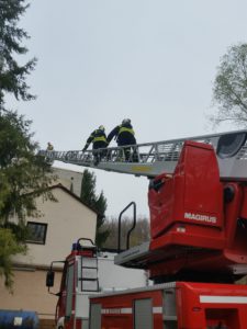 Leitersteigen mit einem Atemschutzgerät war eine der zahlreichen Ausbildungsinhalte.