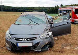 Der Pkw kam von der Straße ab, landete im angrenzenden Acker und überschlug sich. Der Fahrer blieb unverletzt. Bild: Polizei