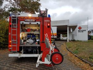 Feuerwehrfahrzeug vor Rettungswache