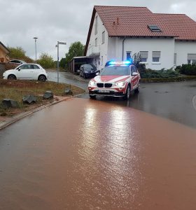 Feuerwehrfahrzeug in der Schwalbenstraße