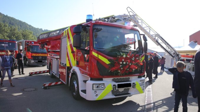 Fahrzeugeinweihung bei der Feuerwehr Oberndorf am Neckar: Neue Drehleiter.