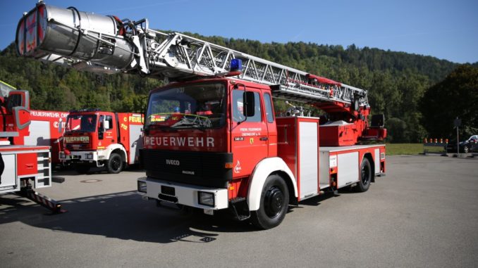 Fahrzeugeinweihung bei der Feuerwehr Oberndorf am Neckar: Die Drehleiter war von 1987 bis 2018 im Dienst.