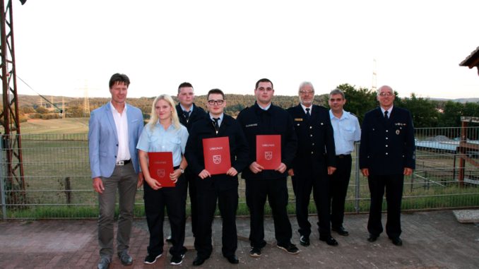 Bürgermeister Harald Westrich (links), Maren Michel, Timo Kapuz, Luca Knieriemen, Kevin Lothschütz, Kreisfeuerwehrinspekteur Hans Weber, Stv. Wehrführer Peter Szombach und Wehrleiter Matthias Apfelbeck.