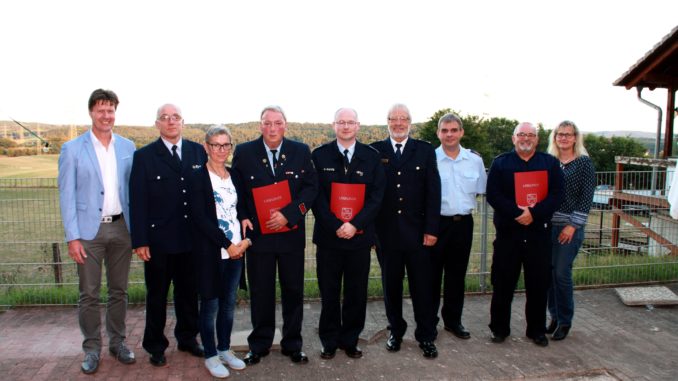 Bürgermeister Harald Westrich, Wehrleiter Matthias Apfelbeck, Diane und Thomas Steidel, Uwe Kafitz, Kreisfeuerwehrinspekteur Hans Weber, Stv. Wehrführer Peter Szombach, Ralf und Claudia Kropp.