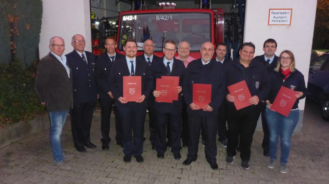 Beigeordneter Hans-Peter Spohn, Wehrleiter Matthias Apfelbeck und sein Stellvertreter Hendrik Braun, Nils Schwanitz, stv. Wehrleiter Danny Schulz, Thorsten Eckhard, Ortsbürgermeister Ero Zinsmeister, Oliver Halfmann, stv. Wehrführer Erik Jung, Sebastian Siebenlist, Wehrführer Timo Theisinger und Simone Müller.