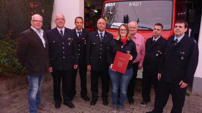 Beigeordneter Hans-Peter Spohn, Wehrleiter Matthias Apfelbeck und seine Stellvertreter Hendrik Braun und Danny Schulz, Simone Müller, Ortsbürgermeister Ero Zinsmeister, stv. Wehrführer Erik Jung und Wehrführer Timo Theisinger.