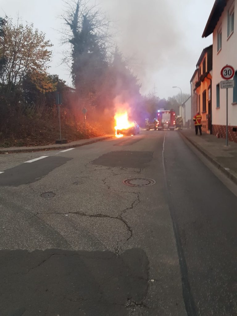 15. November 2018 - Pkw-Brand und Verkehrsunfall, Otterbach Otterstraße