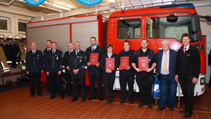 Wehrleiter Matthias Apfelbeck, stv. Wehrführer Hans Arnold, stv. Wehrleiter Hendrik Braun, stv. Kreisfeuerwehrinspekteur Michael Herfurt, Wehrführer Danny Schulz, Alex Schenkel, Gina Massey, Marc Stephan, Alexander Pirron, Kreisbeigeordneter Dr. Walter Altherr und Bürgermeister Harald Westrich.