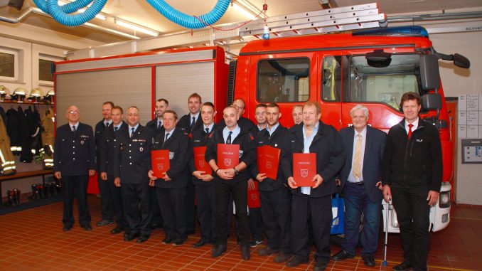 Die Feuerwehrführungskräfte, politischen Vertreter sowie die beförderten und geehrten Feuerwehrangehörige.