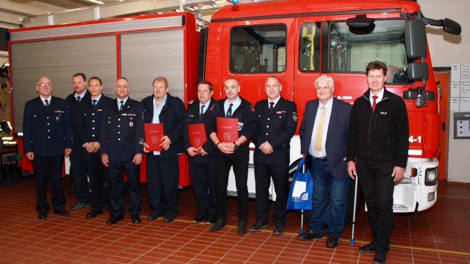 Wehrleiter Matthias Apfelbeck, stv. Wehrführer Hans Arnold, stv. Wehrleiter Hendrik Braun, Wehrführer Danny Schulz, Thomas Burret, Andreas Steinbach, Klaus Ziegler, stv. Kreisfeuerwehrinspekteur Michael Herfurt, Kreisbeigeordneter Dr. Walter Altherr und Bürgermeister Harald Westrich.